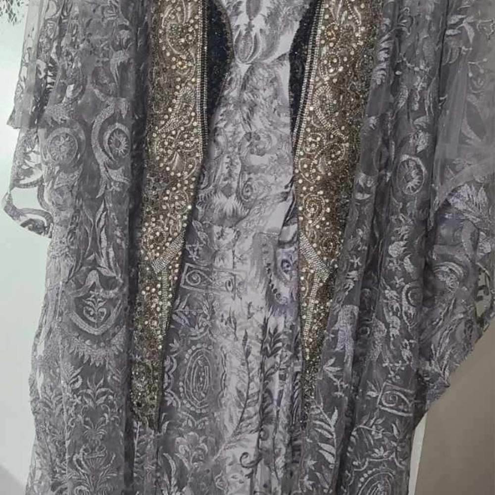 Elegant Embellished Cape in Gold and Black - Picture 3 of 8